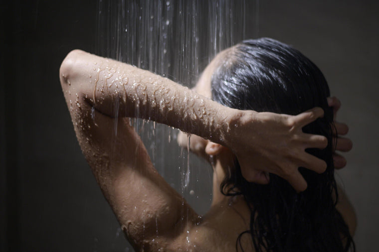 Mujer tomando una ducha fría