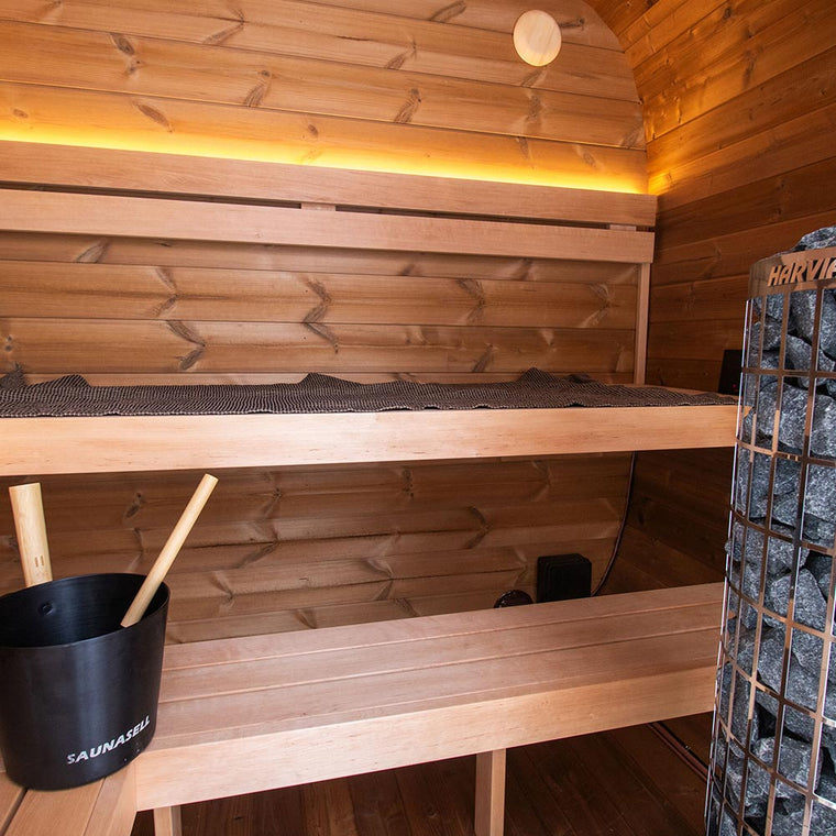 Sauna tradicional Harvia de madera con estufa de piedras