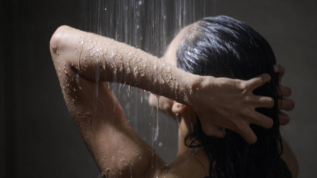 Contraste de frío tras la sauna: ducha fría e inmersión en agua fría
