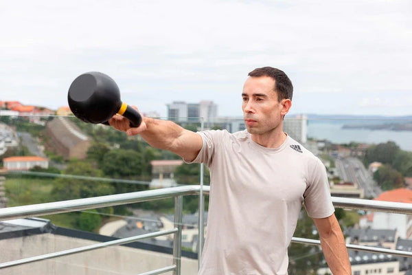 Kit de kettlebells METEOROS por Xtenos para entrenamiento de fuerza y potencia