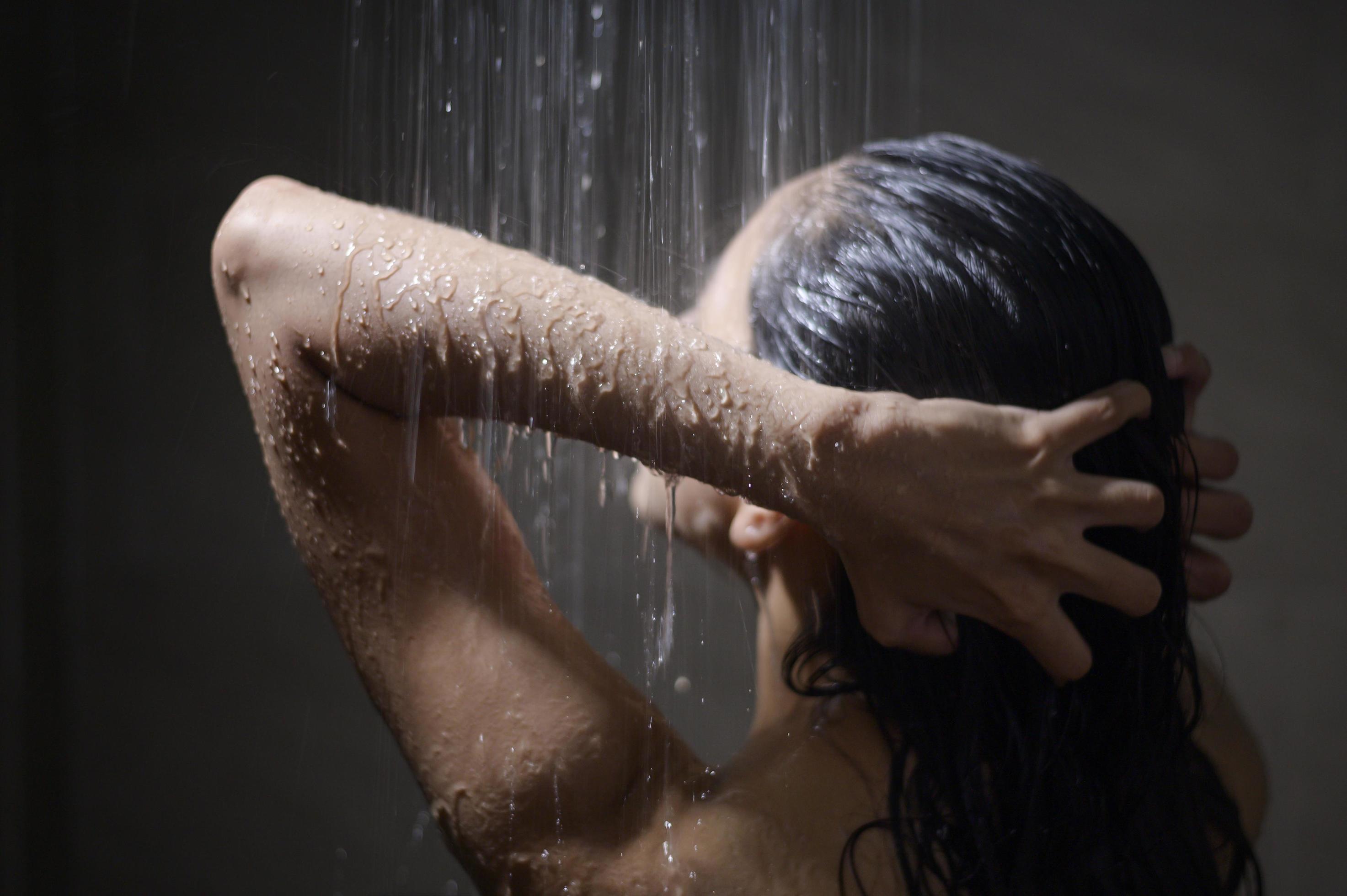 Mujer tomando una ducha fría