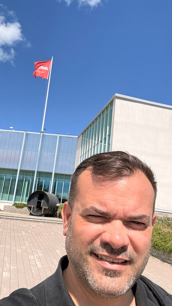 Matías Mut frente a las oficinas centrales de Harvia en Finlandia