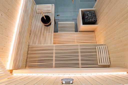 Interior de la Harvia Panorama L con accesorios de sauna