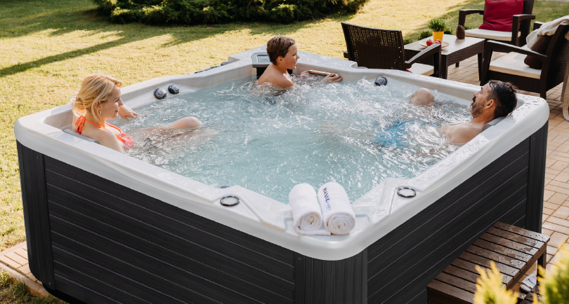 Familia disfrutando de un spa Holl's Design en el jardín
