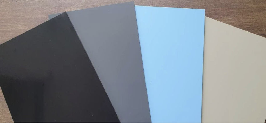 Muestras de acabado interior de la bañera: negro, gris, azul claro y arena