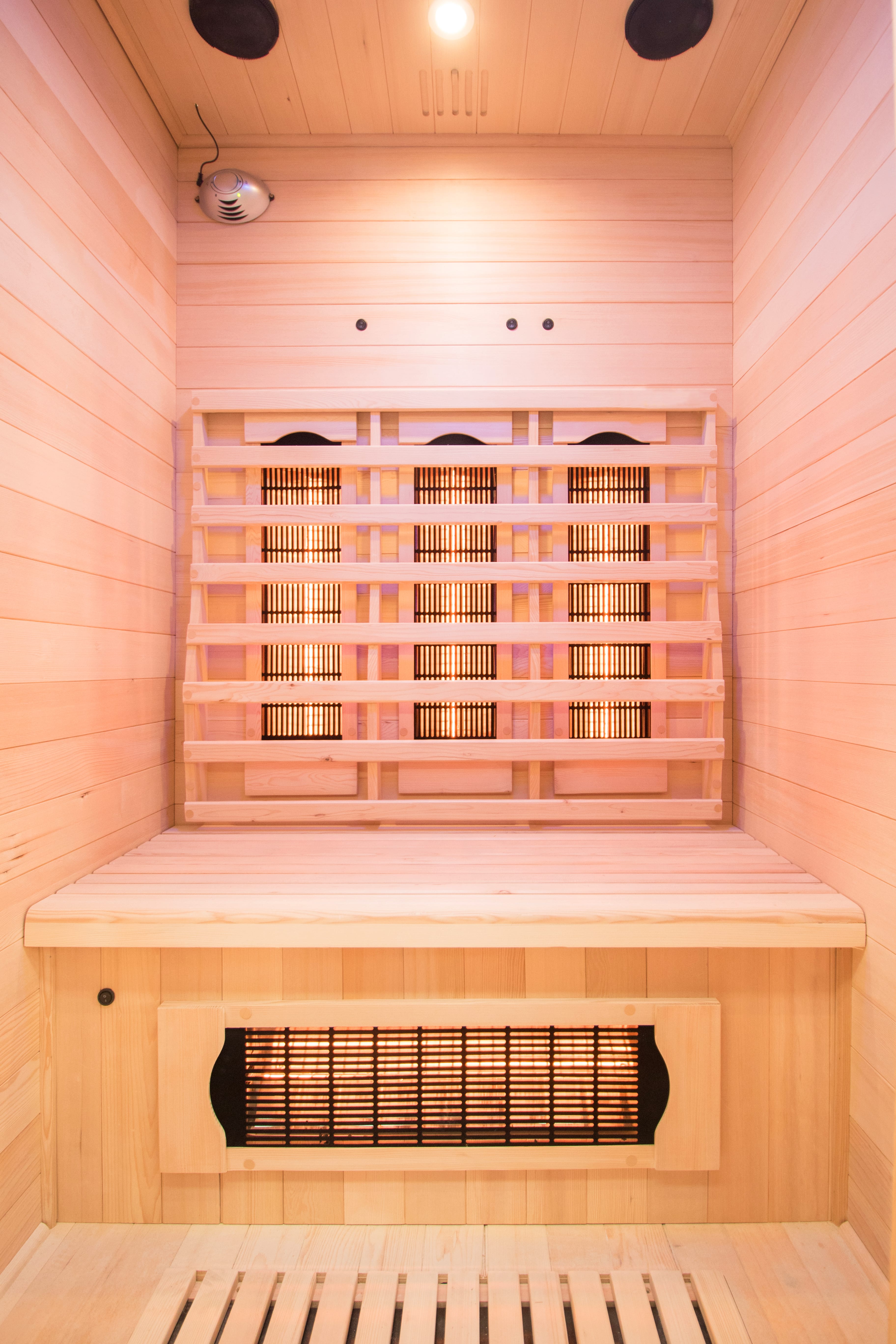 Interior de la sauna Apollon 2 vista en perspectiva con banco de abeto canadiense