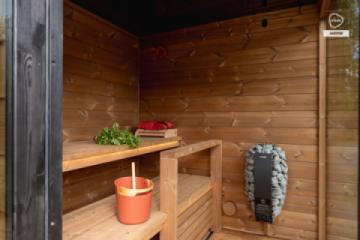Kirami by Harvia Nordic Dawn Spirit XW - interior con banco de madera y estufa