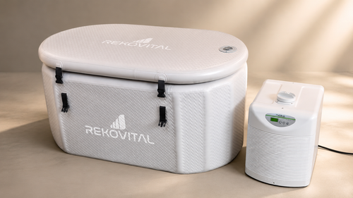 ICE PACK: bañera de frío RekoVital cerrada con su tapa térmica junto al chiller de 1 HP