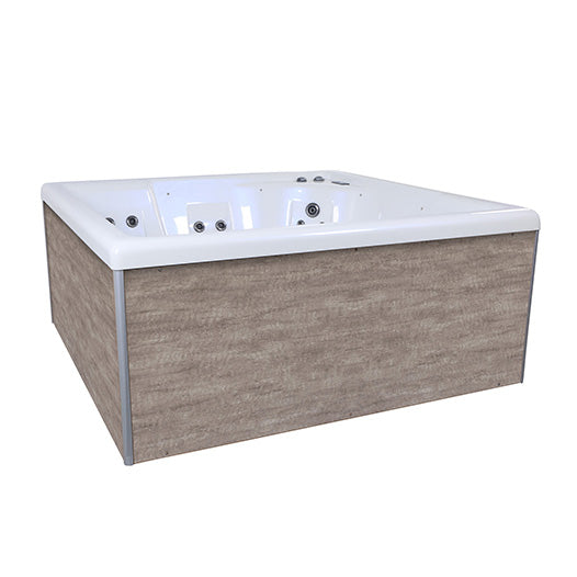 Vista tres cuartos del spa NetSpa Square Wave 2 con cerramiento Nomawood