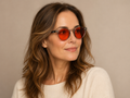 Mujer con gafas bloqueadoras de luz azul Crimson Night (lentes rojas redondas) — RekoVital