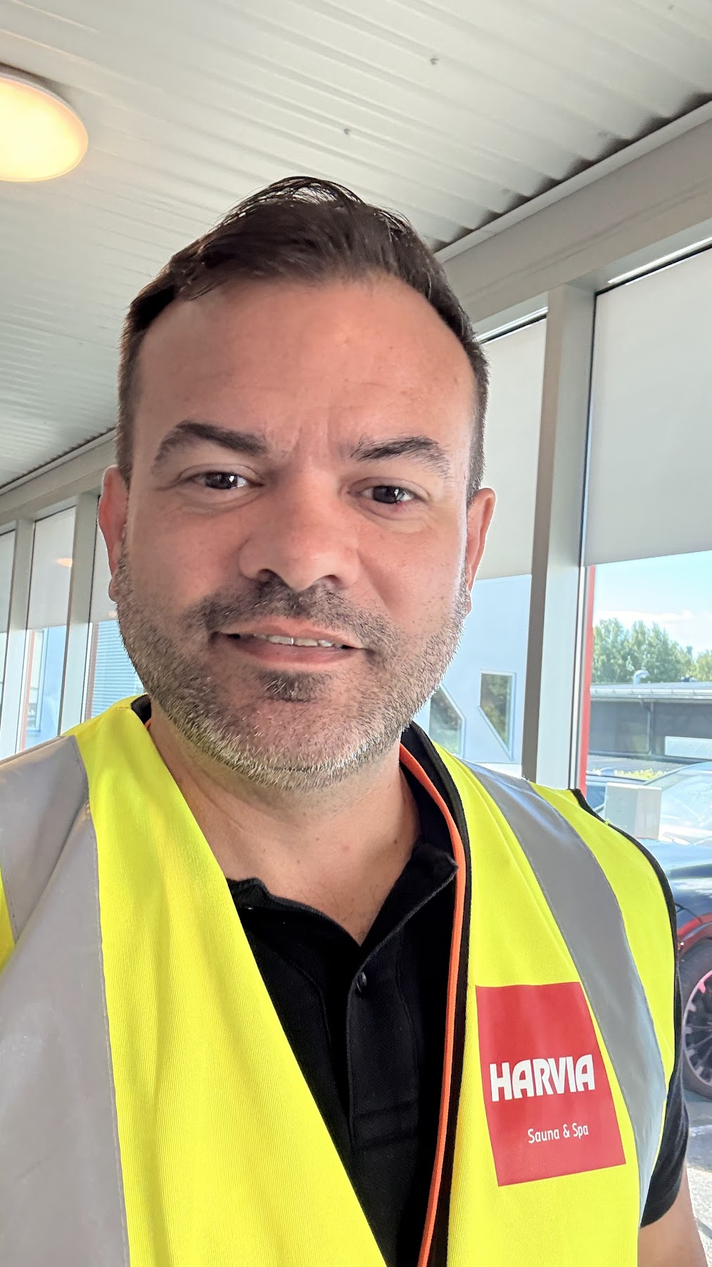 Matías Mut con el chaleco de Harvia en la fábrica