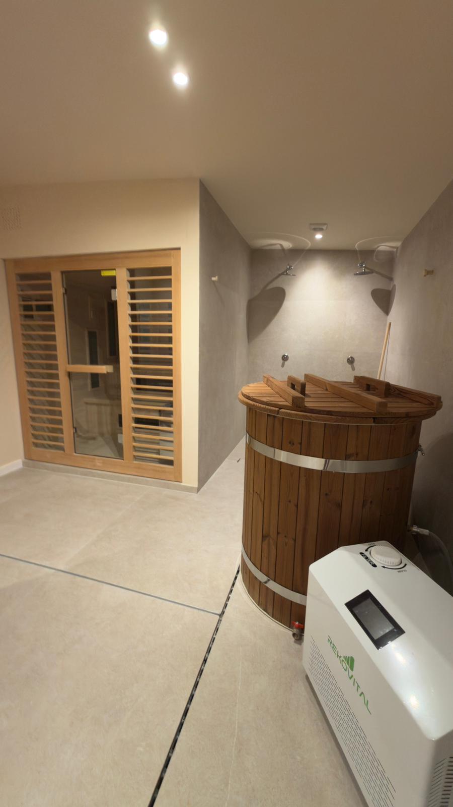 Zona recovery terminada: sauna, bañera de frío y duchas