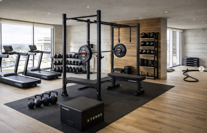 Sala de fuerza equipada con material Xtenos: rack, mancuernas y cintas
